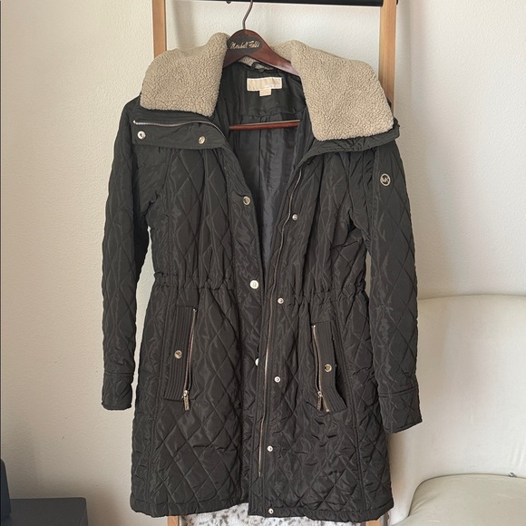 SOLD Michael Kors green Women's Quilted  Coat with Faux Fur Collar - Picture 1 of 10